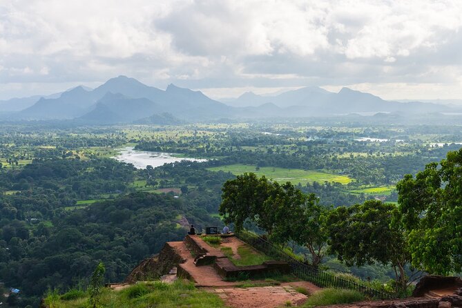 09 Days in Sri lanka - Major Attractions - Kandy to Ella by train: the scenery climbs with you