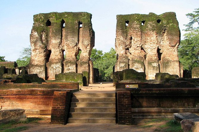 4-Day Essence of Sri Lanka Tour - Day 3: Hiriwadunna trek with lunch, Matale spices, and Kandy’s Sacred Tooth Relic