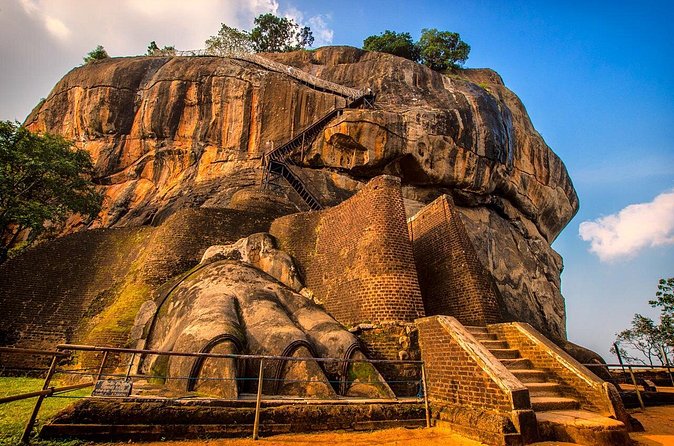 4 Days 3 Nights explore sri Lanka with Mirissa Cabs Sri Lanka - Day 4 Gregory Lake: a British-era pause before you finish