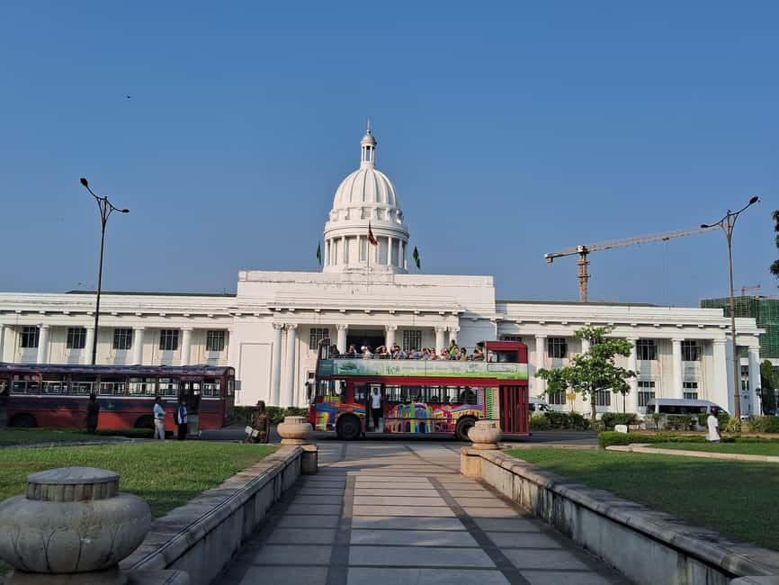 Colombo: City Sightseeing Tour by Car with Driver-Guide - Pettah Market and the Red Mosque: everyday Colombo with a side of symbolism