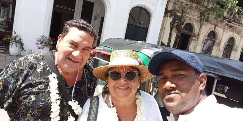 Colombo: City Tour by Tuk Tuk with Pickup - All Inclusive - Gangaramaya Temple and Sri Kailawasanathan Swami: starting with two architectural styles