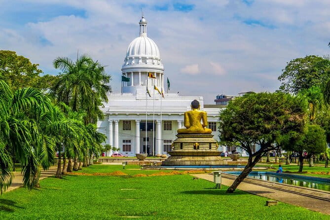 Colombo City Tuk Tuk Safari - Luxury-by-the-lake moments: City of Dreams Hotel photo stop