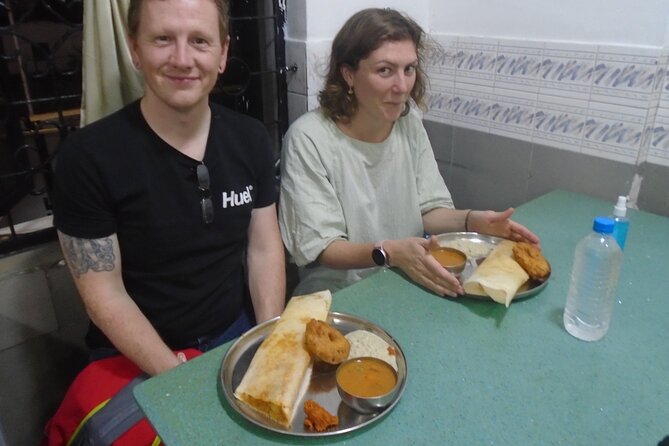 Colombo Express Food Tour with 9 + Tastings - Stop 1 in Pettah: Chicken Cheese Ball That Breaks the Rules