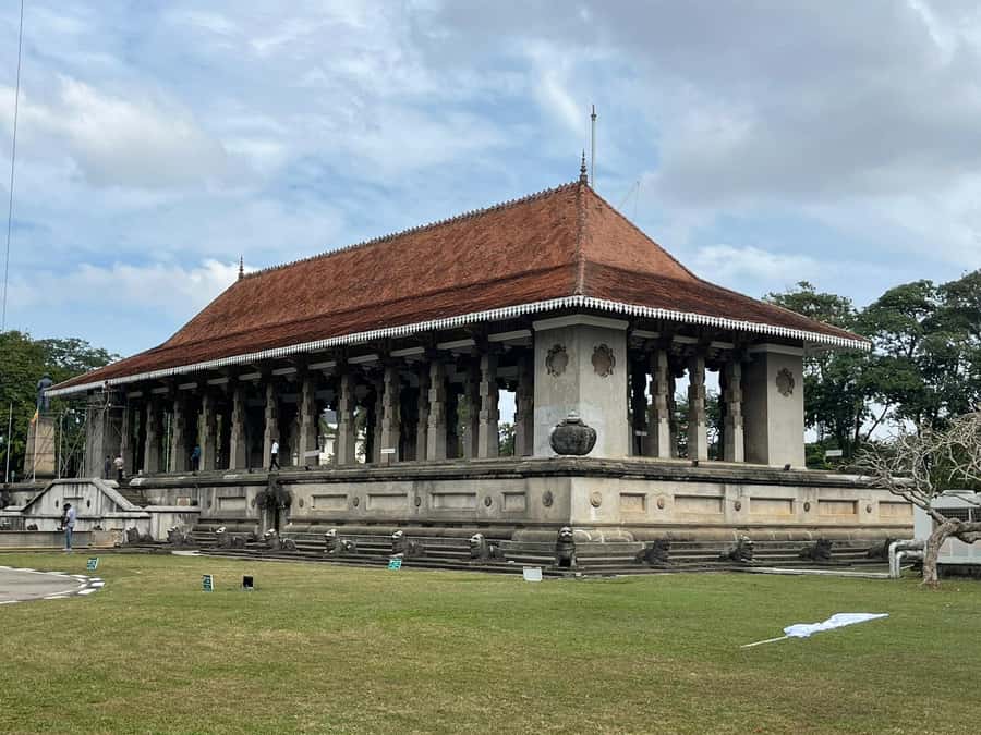 Colombo: Guided City Tour with Entry Tickets - Lotus Tower Road City Views and Independence Square