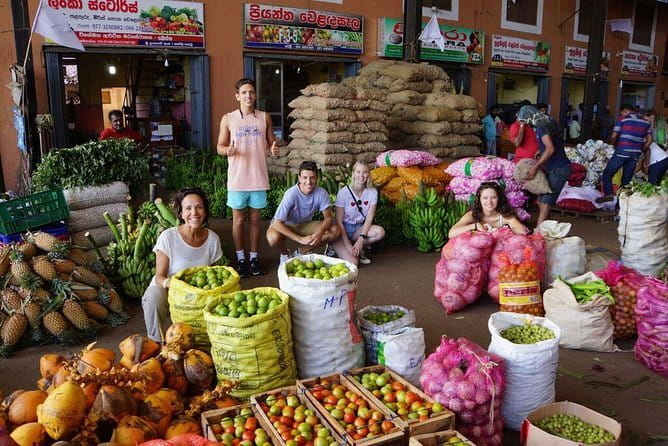 Colombo Half Day City Tour - Pettah Open-Air Market: Souvenirs, Snacks, and Real Street Energy