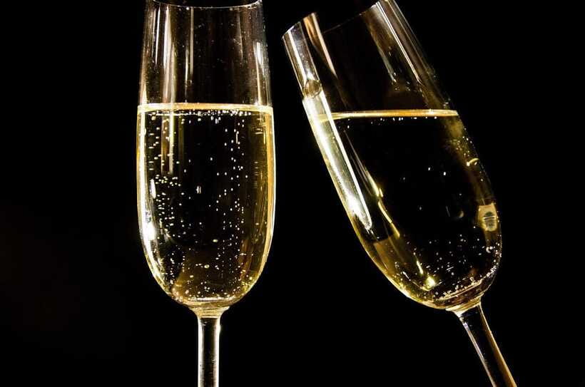Colombo: Lotus Tower Celebration Dining Experience with Cake - Cake and bubbly: the included celebration moment