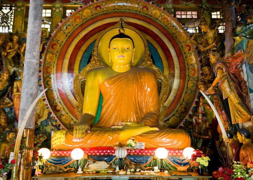 Colombo: One Day Private City Tour With Gangaramaya Temple - Independence Memorial Hall and Bandaranaike Memorial Hall: classic pillars, big presence