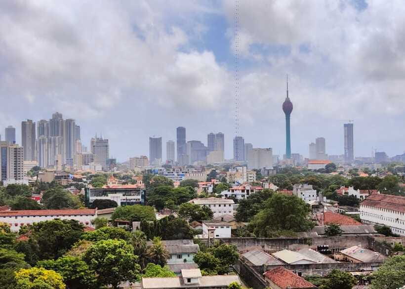 Colombo: One Day Private City Tour With Gangaramaya Temple - Viharamahadevi Park and Galle Face Green: shade, plants, and sea air