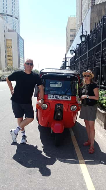 Colombo: Private City Tour by Tuk tuk - All Inclusive - Red Mosque and Viharamahadevi Park: a different rhythm of worship and greenery