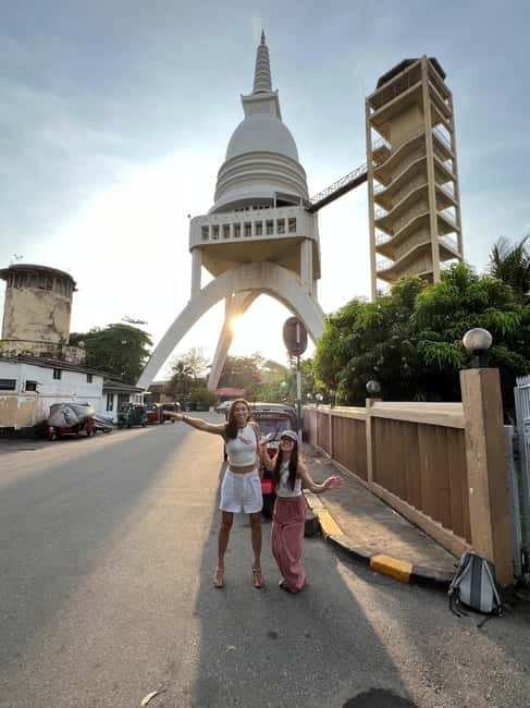 Colombo: Private City Tour with Local Food Tour by Tuk-Tuk - City icons and photo stops: Lotus Tower, Town Hall, and more