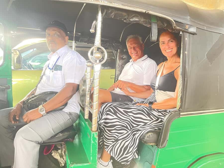 Colombo: Private Guided Tour of the City by Tuk-Tuk - Gangaramaya Temple and Beira Lake: the spiritual anchor