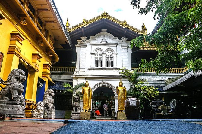Colombo Private guideTour byTuk Tuk Morning Evening All inclusive - Beira Lake and a temple with modern edges: Gangaramaya Temple