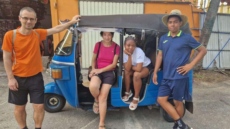 Colombo: Sightseeing Tour by Tuk Tuk Safari - All Inclusive - Independence Square and the feeling of national identity
