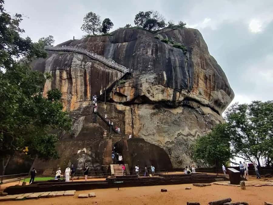 Colombo: Sigiriya Rock Fortress & Dambulla Cave Temple Tour - Colombo to Sigiriya: the drive that sets the pace