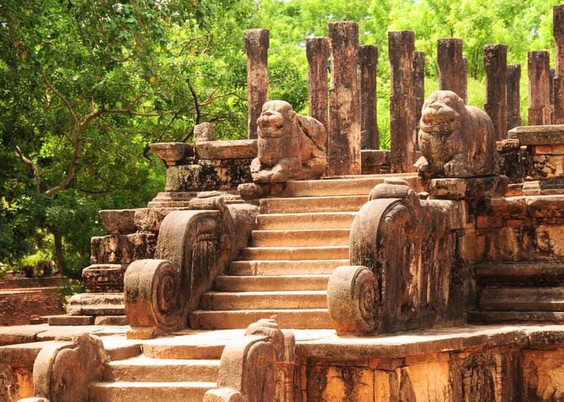 Colombo: Sri Lanka Cultural Triangle Hotspots 2-Day Tour - Pidurangala Cave Temple: views without the same pressure
