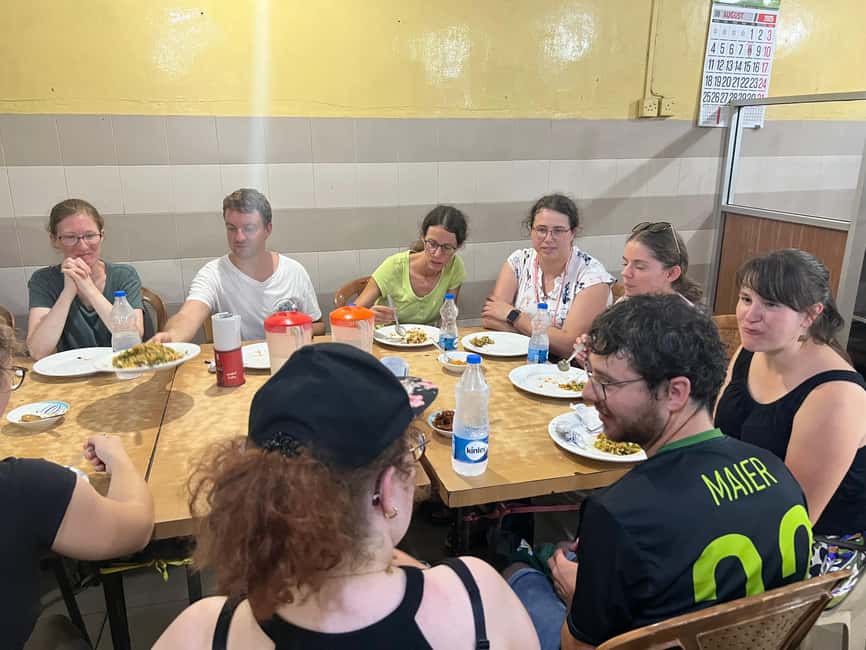 Colombo: Tastiest Local Food Tour by Tuk-Tuk Meals Included - The Galle Face Green stop: Isso wade and tea with a seaside backdrop