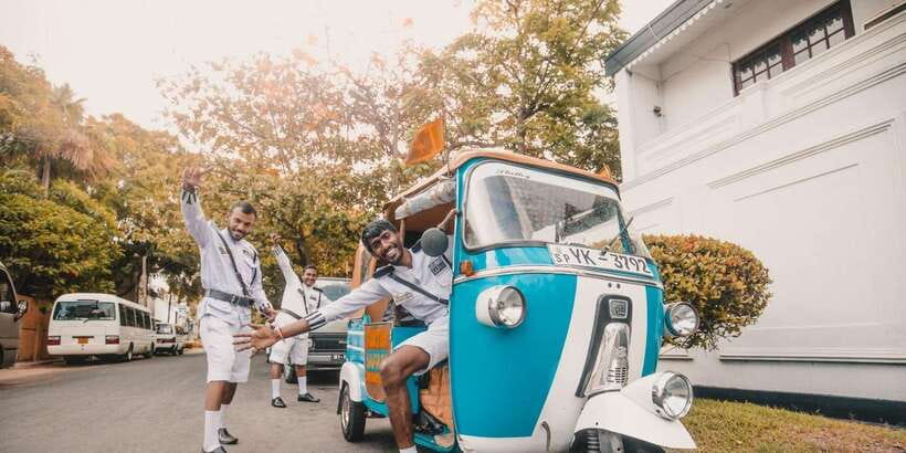 Colombo: Tuk Tuk City Highlights Tour with Lunch - Entrances, guide English, and the staff you might meet