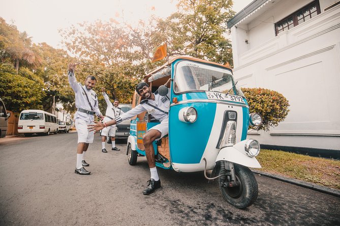 Colombo Tuk Tuk Safari - Stop-by-stop: temples, sea views, markets, and colonial-era streets