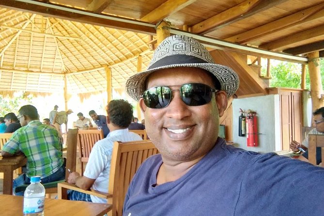 Colombo Walking Tour with Ajeet De Soyza - Religious landmarks: Red Mosque and Gangaramaya’s donation ticket
