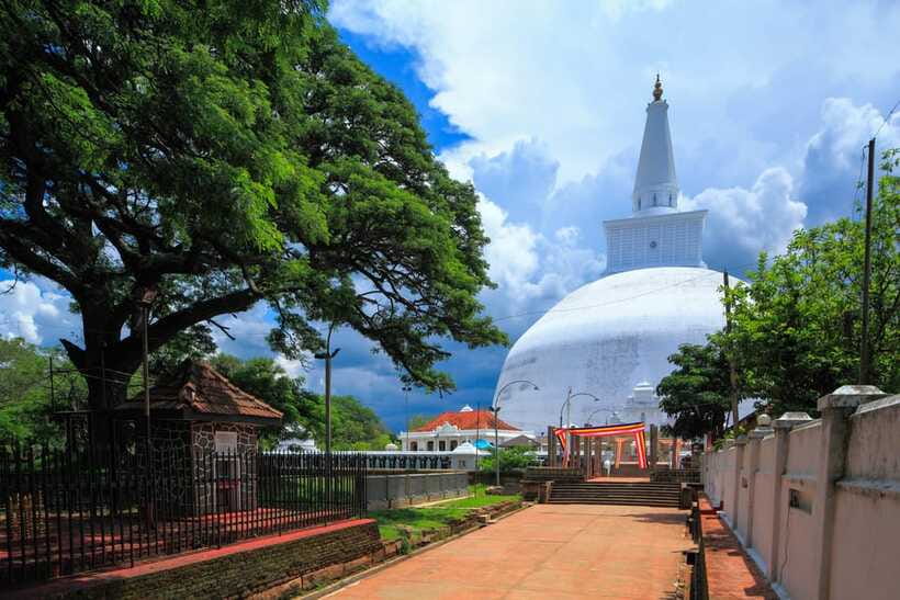Dambulla: Anuradhapura and Mihintale Day Tour - Sacred Monuments and Monastic Buildings: What to Watch For