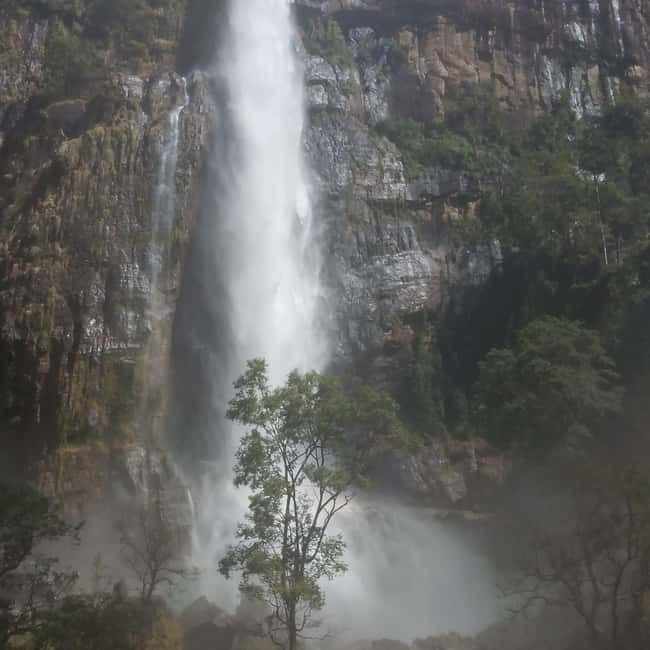 Ella: All-Inclusive Diyaluma and Ravana Waterfalls Day Tour - Shifar’s guide style: photos, patience, and practical help