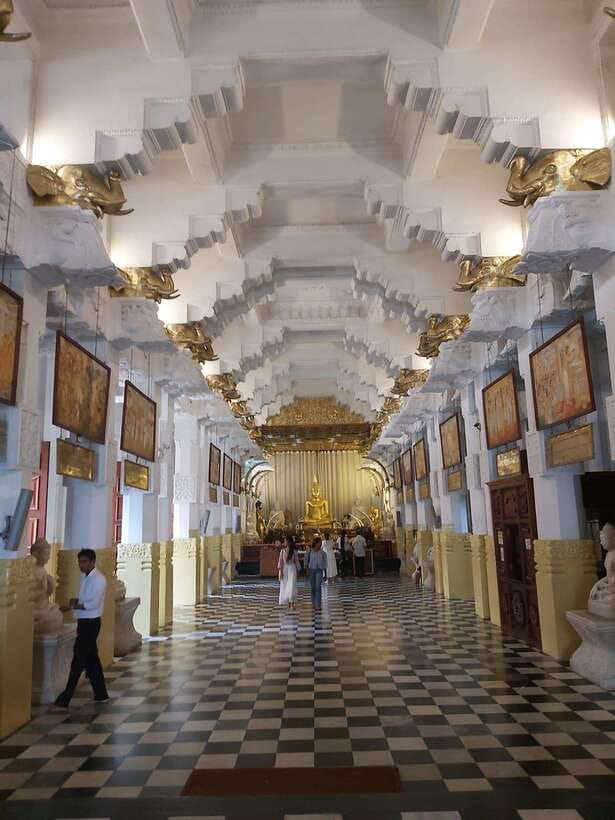 From Colombo: Kandy Temples and Pinnawala Full-Day Tour - Walking around Kandy and Kandy Lake lunch: where you catch your breath