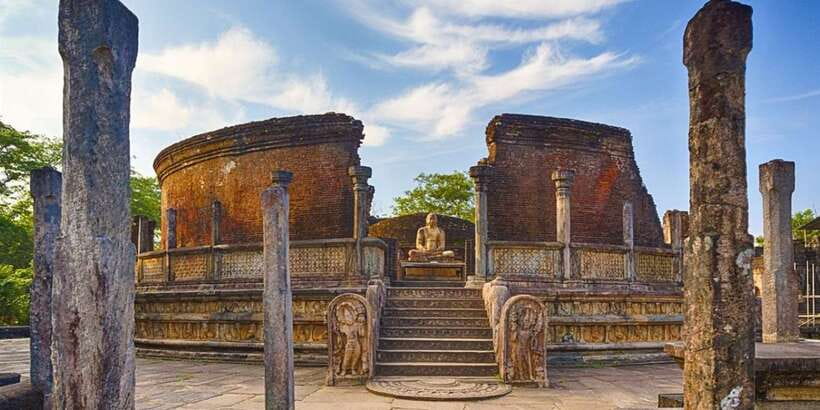 From Dambulla/ Sigiriya: Ancient City of Polonnaruwa by Bike - Thuparama stupa and the Lankathilaka stupa: different ways to express faith