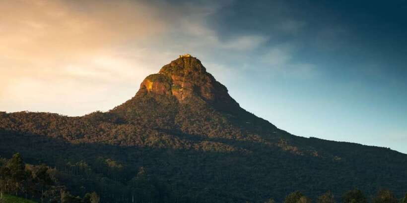 From Kandy: All Inclusive Adams Peak Epic Guided Hike - The meeting at the base around midnight: what your guide should do for you