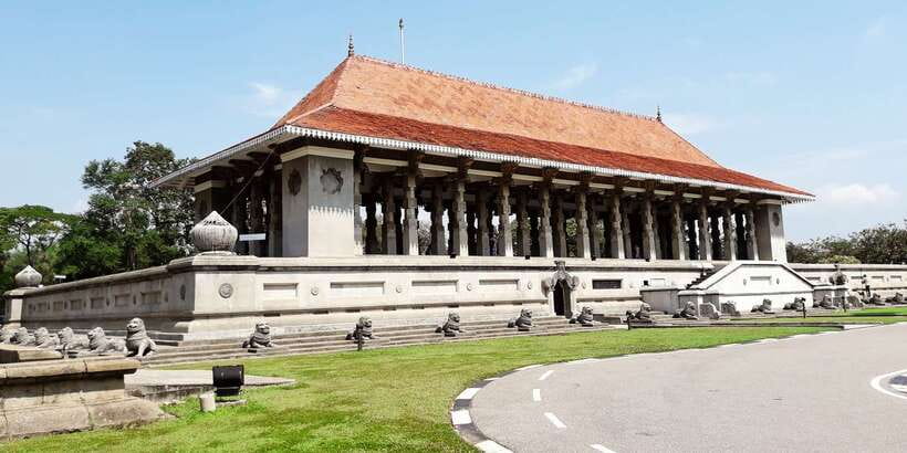 Guided Colombo Half-Day City Tour - Colombo’s commercial heartbeat: Fort Railway Station, Pettah, and the red mosque