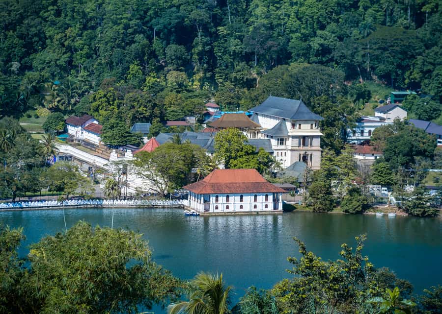 Kandy: 4-Day Sri Lanka Full Circle Private Tour To Colombo - Day 2: Temple of the Tooth, Nuwara Eliya, tea gardens, and the Blue Train ride