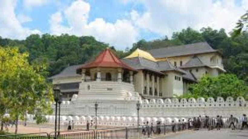 Kandy City Guided Day Tour by Tuk Tuk & Laxury Car - Starting at Kandy Railway Station: a smart way to begin