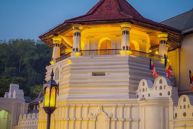 Kandy Full Day Tour Private All Inclusive - Kandy time: city stroll with the Sacred Tooth Relic as the center