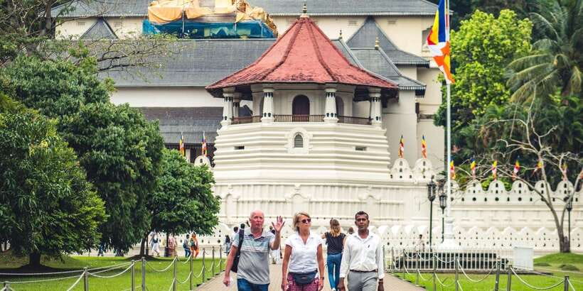 Kandy: Private Guided City Tours by Tuk Tuk Sightseeing Tour - Temple of the Tooth: Your Sacred Morning Anchor