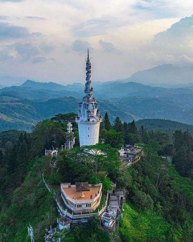 Kandy to Ambuluwawa Tuk Tuk Tour - Temple of the Tooth Relic: the spiritual start that sets the tone