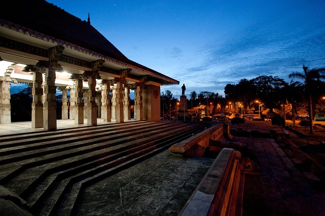 Luxury Night Cycle Tour of Colombo - Galle Face Green: the Dutch cannon plot, kite-flyers, and the Galle Face Hotel