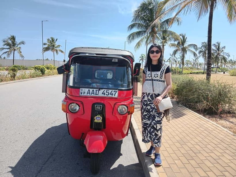 Personal Guided Colombo City Tour by Tuk Tuk - All Inclusive - Beira Lake temple energy: Kailawasanathan, Gangarama, and breathing space