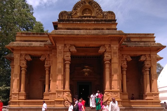 Private City tour in Colombo By tuk tuks or Cars - Gangaramaya Temple: antiques, relics, and the kind of details you remember