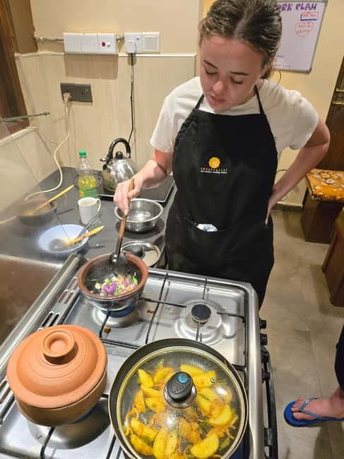 Private cooking class - Personalized classic menu - The hospitality factor: conversation with Sithara and Upali while you cook