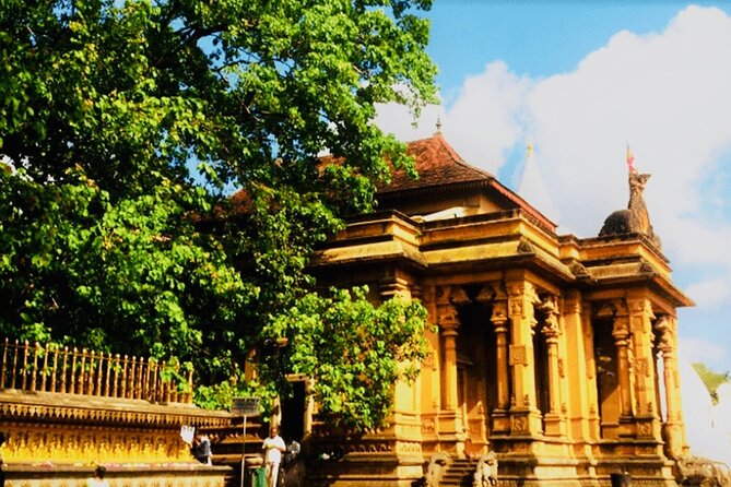 Private Night Tour in Colombo with Street Food Tasting - Gangaramaya Buddhist Temple: modern architecture meets evening calm
