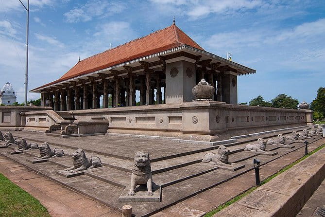 Private Tour of Colombo with Ajeet De Soyza - Dutch Hospital Shopping Precinct: Dutch-era bones in modern use
