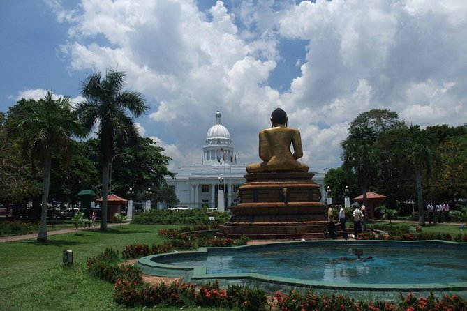 Shangri-La Colombo City Tour. - Wall ART Street and Green Path: street art you can actually take your time with