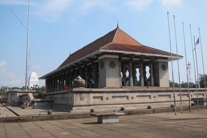 Shangri-La Colombo City Tour. - Gangaramaya Buddhist Temple: one of Colombo’s older anchors