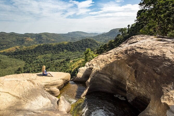 Sightseeing tour Ella & Diyaluma waterfall by car - Demodara Loop: The Train Pass-Under-Your-Own-Track Moment