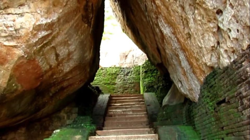 Sigiriya: Rock Fortress Private Guided Walking Tour - Climbing realities: 1200 steps, weather, and what not to bring