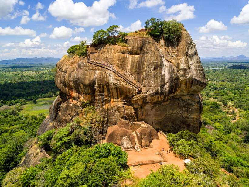 Sri Lanka: 5 Days Multi City Sightseeing Tour - Day 2: Dambulla cave temple and Sigiriya rock fortress