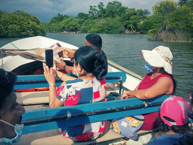 Sri Lanka Bentota: Private Mangrove Lagoon and River Cruise - Meet at the Bentota Bridge and Glide Past the Riverfront