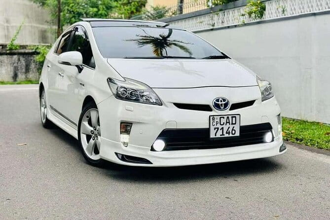 Sri Lanka Car and Driver Hire - Private Driver and Chauffeur - Landing in Colombo: the name-sign airport meet-and-greet