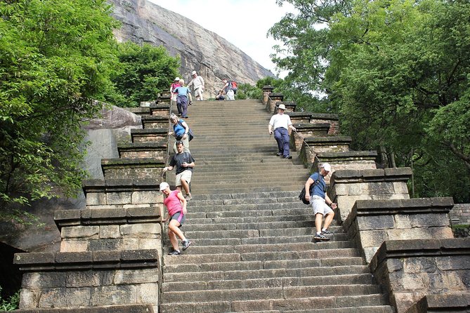 Three Ancient Kingdoms Tour | from Colombo - A 10-hour route that connects Dambadeniya, Yapahuwa, and Panduwasnuwara