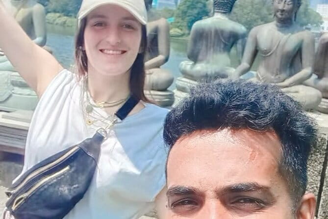 Tuk tuk colombo Sightseeing tour - Viharamahadevi Park: photos, a stroll, and a calmer tempo